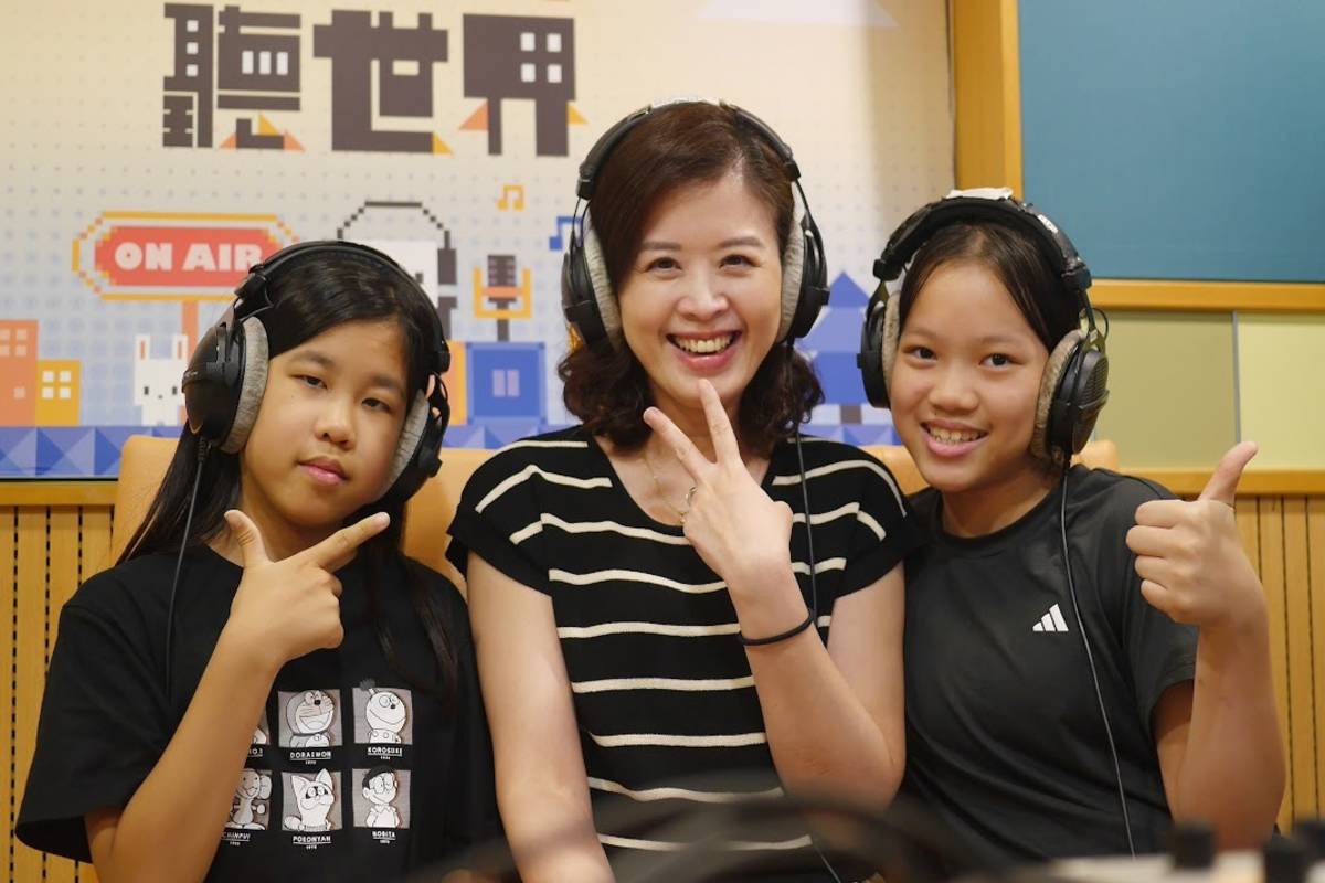 《媒素養教育道館》獲得第25屆台灣兒少優質節目評選推薦為兒少優質節目，並入圍「年度最佳聲音節目獎」，主持人唐妮(中)與兩位兒童主持人合照
