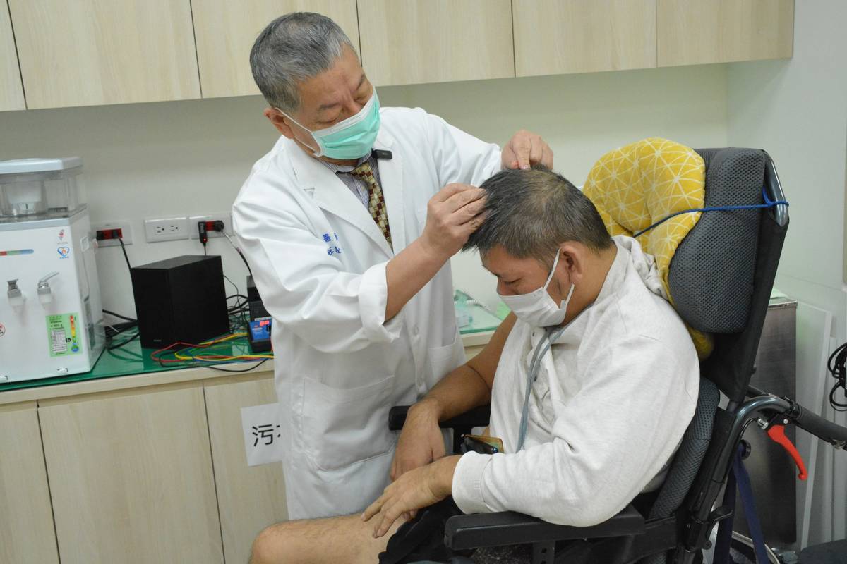 臺東馬偕醫院中醫科莊義明醫師為病患針灸