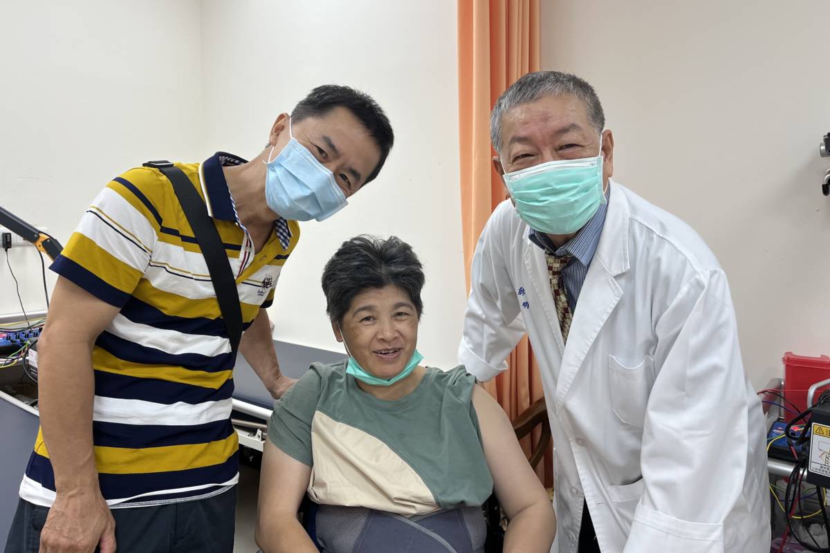 莊義明醫師親切的和病患劉女士夫婦合照