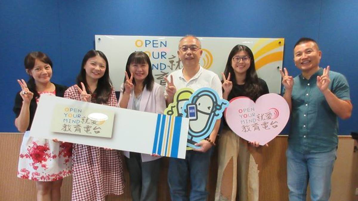 左起 節目主持人 （ 臺中市立向上國中黃聖心組長、臺中市政府教育局本土語文指導員李亭教師 ）來賓 （臺中市南屯區文山國小校長楊敏芸、臺中市南屯區文山國小學務主任黃名佑、臺中市南屯區文山國小生教組長王亭予）教育電台常罡。
