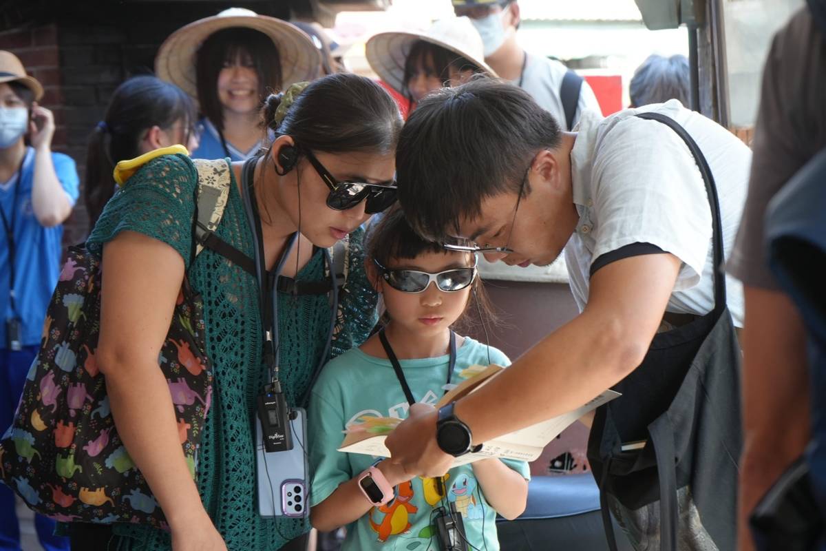 參與走讀的親子民眾，朗讀二林蔗農組合幹部劉崧甫《鐵窗日記》片段