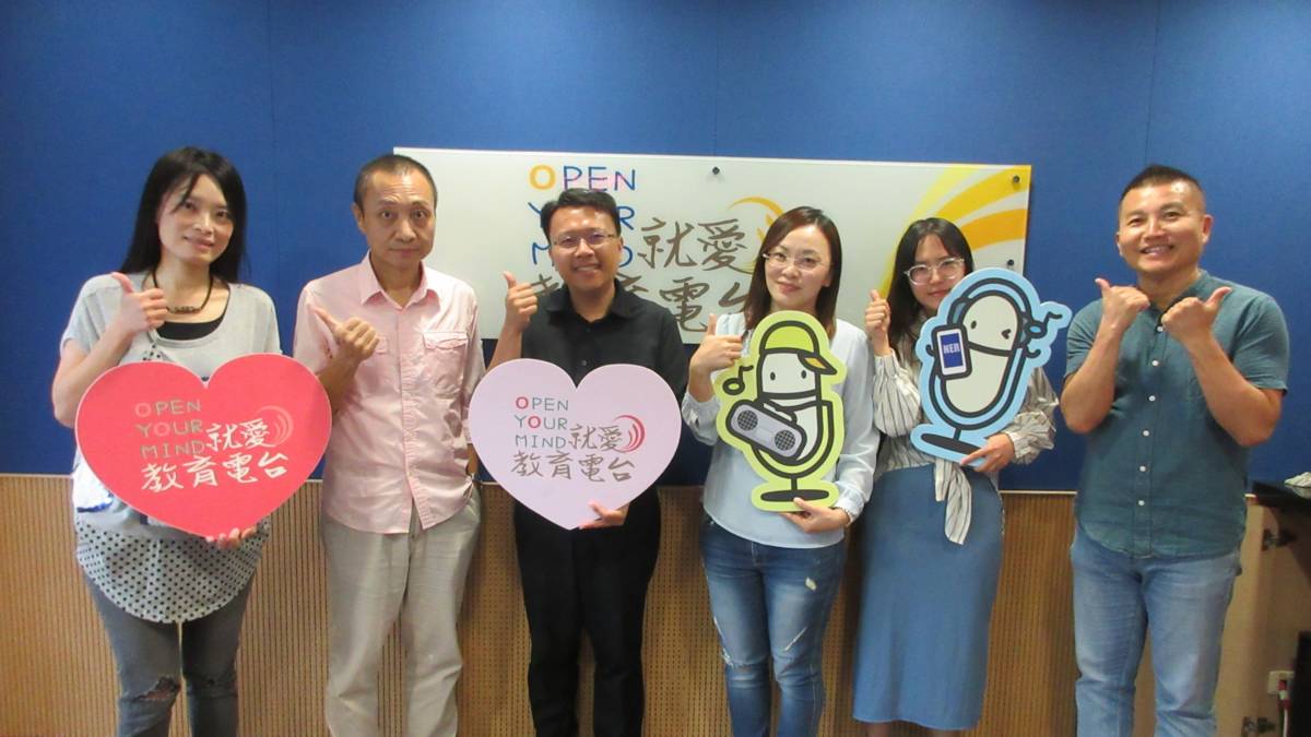 左起 節目主持人（臺中市北區太平國民小學 陳奕蓁主任、臺中市烏日區九德國民小學退休教師 馮寬德（趙翔））來賓（臺中市立和平國民中學葉天喜校長、臺中市立和平國民中學溫嵐筑主任、臺中市立和平國民中學余欣宜老師）教育電台常罡。
