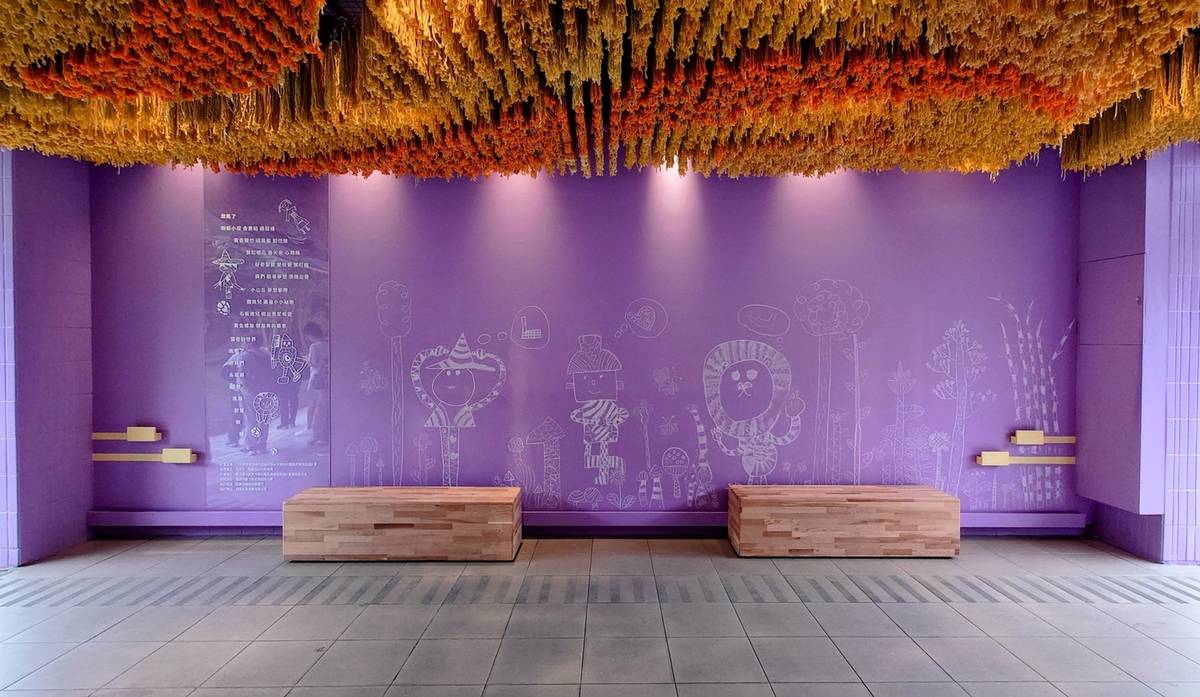 桃園市新興國小：穿堂呼應在地地景的稻浪裝置及孩子們的創作塗鴉牆