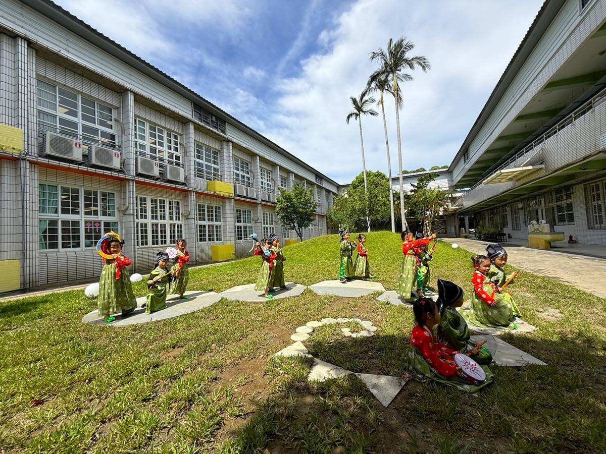 桃園市新興國小：中庭融合黃金比例的螺旋鋪面設計，結合校內活動