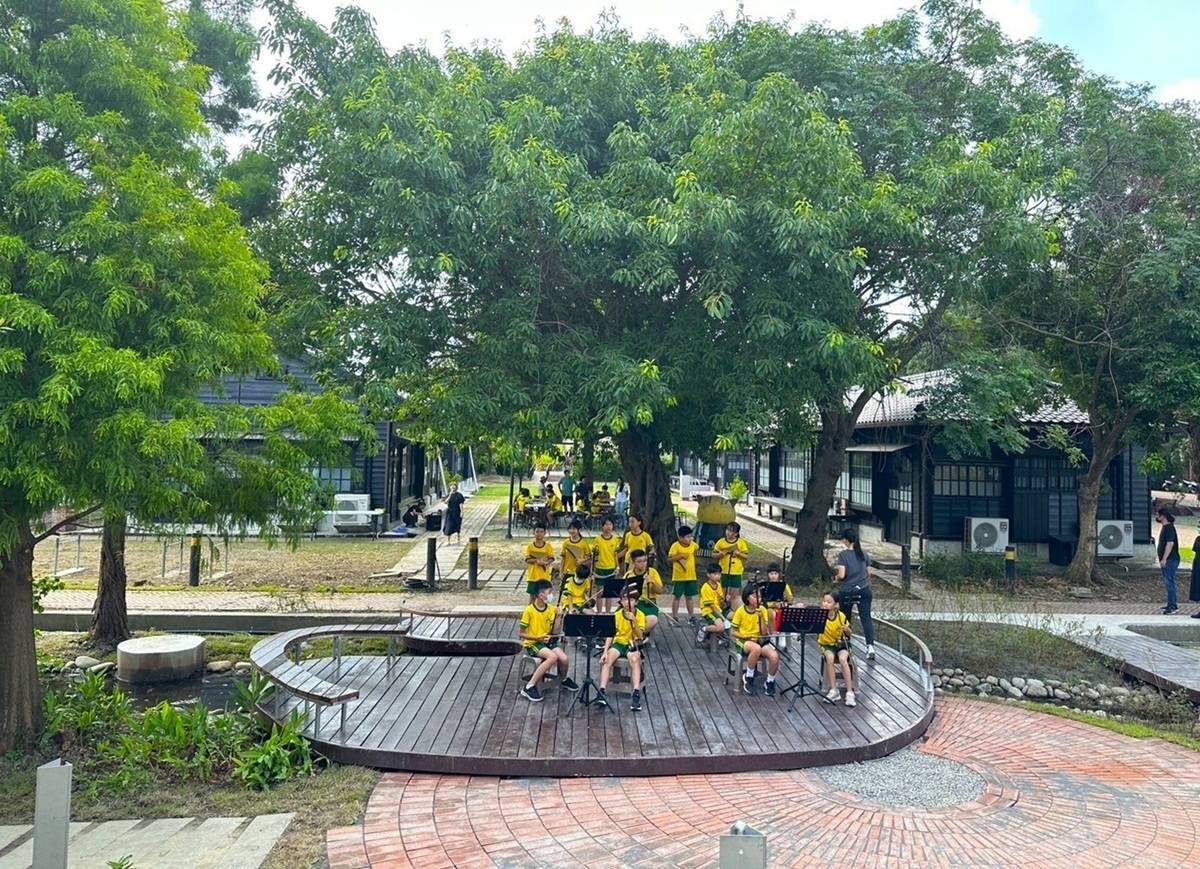 苗栗縣山腳國小：學生於戶外展演平臺進行表演