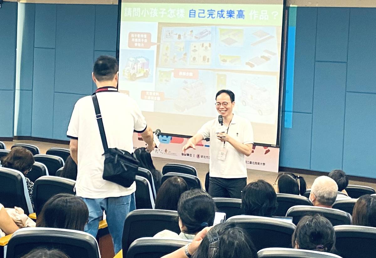 張輝誠董事長 與現場國中教師熱烈討論互動