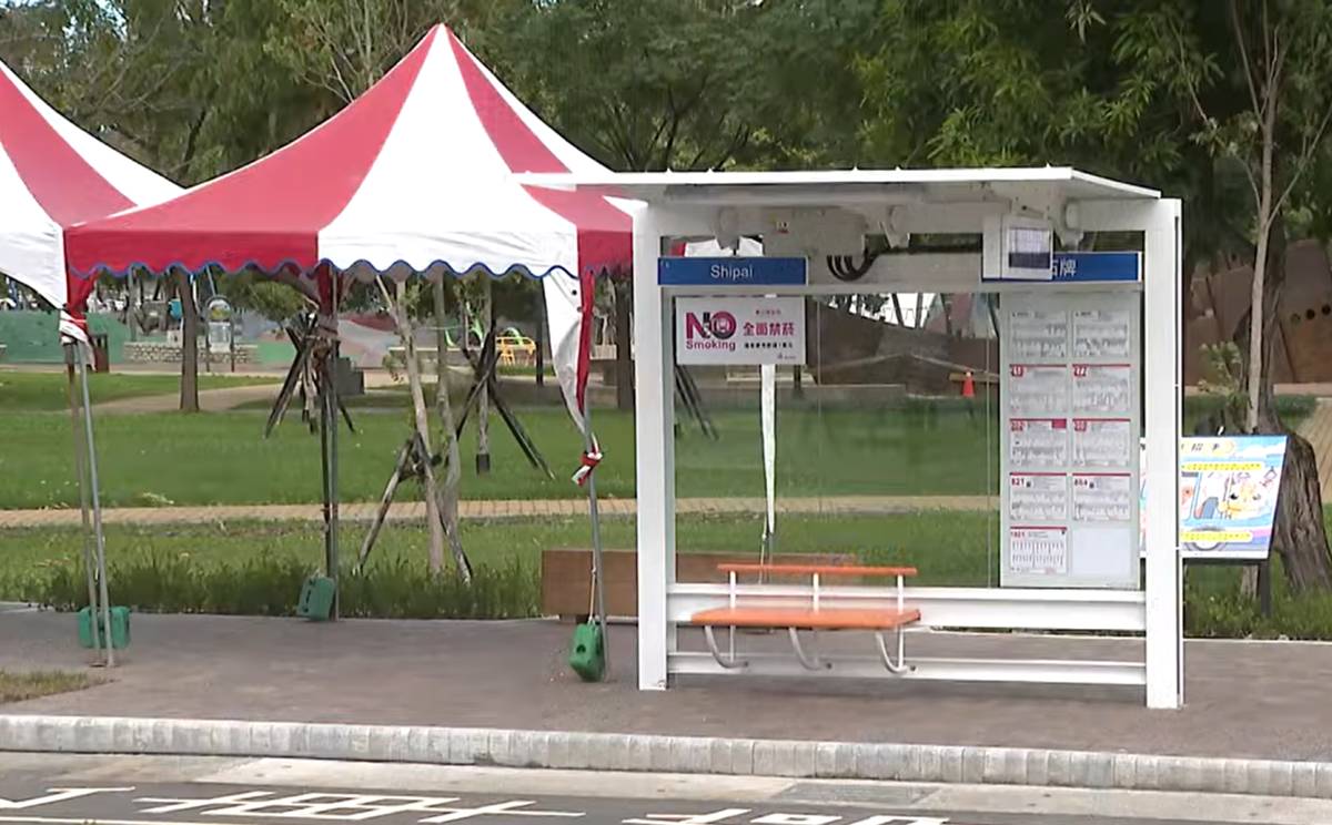 園區內模擬真實情境，設置1:1的公車站亭