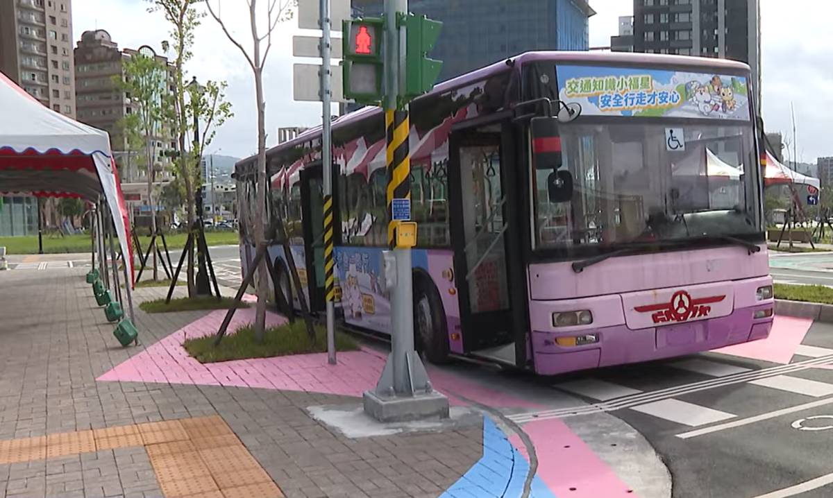 園區內還有大巴士，讓學童親身體驗大型車視野盲區與內輪差