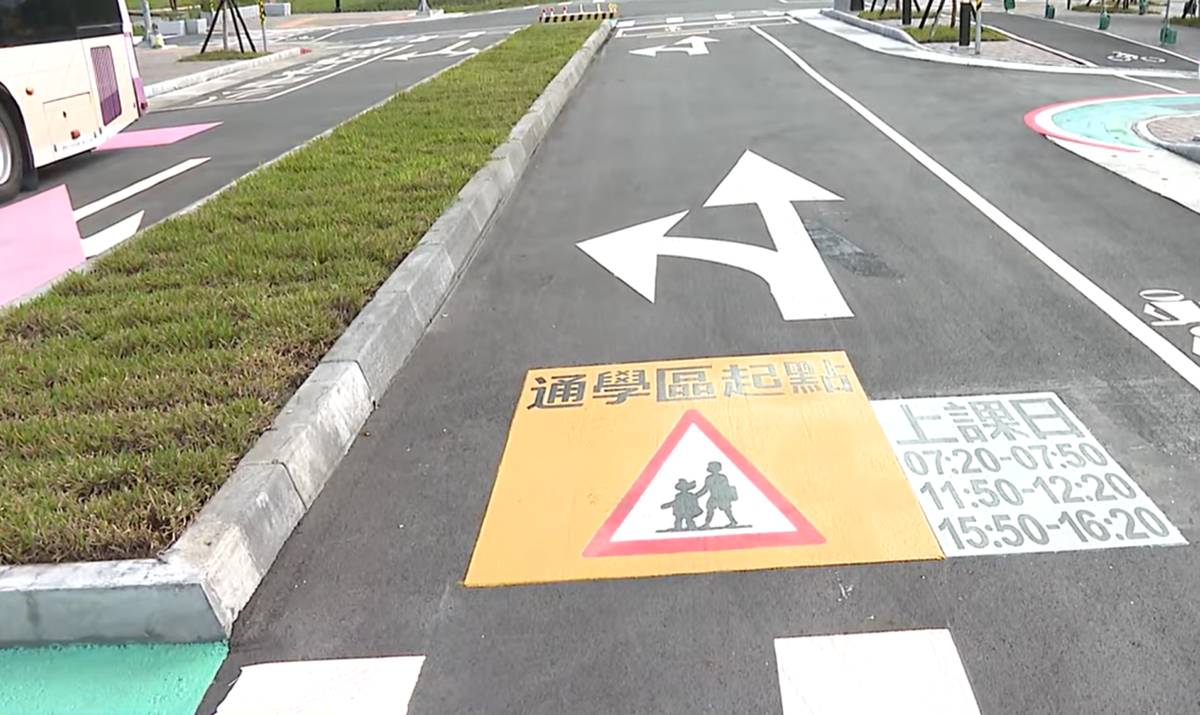 小朋友在園區內闖關遊戲，學習交通安全觀念