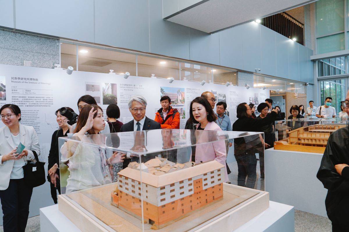 策展人龔紋莎女士(左)親自導覽（圖片來源：中央研究院）