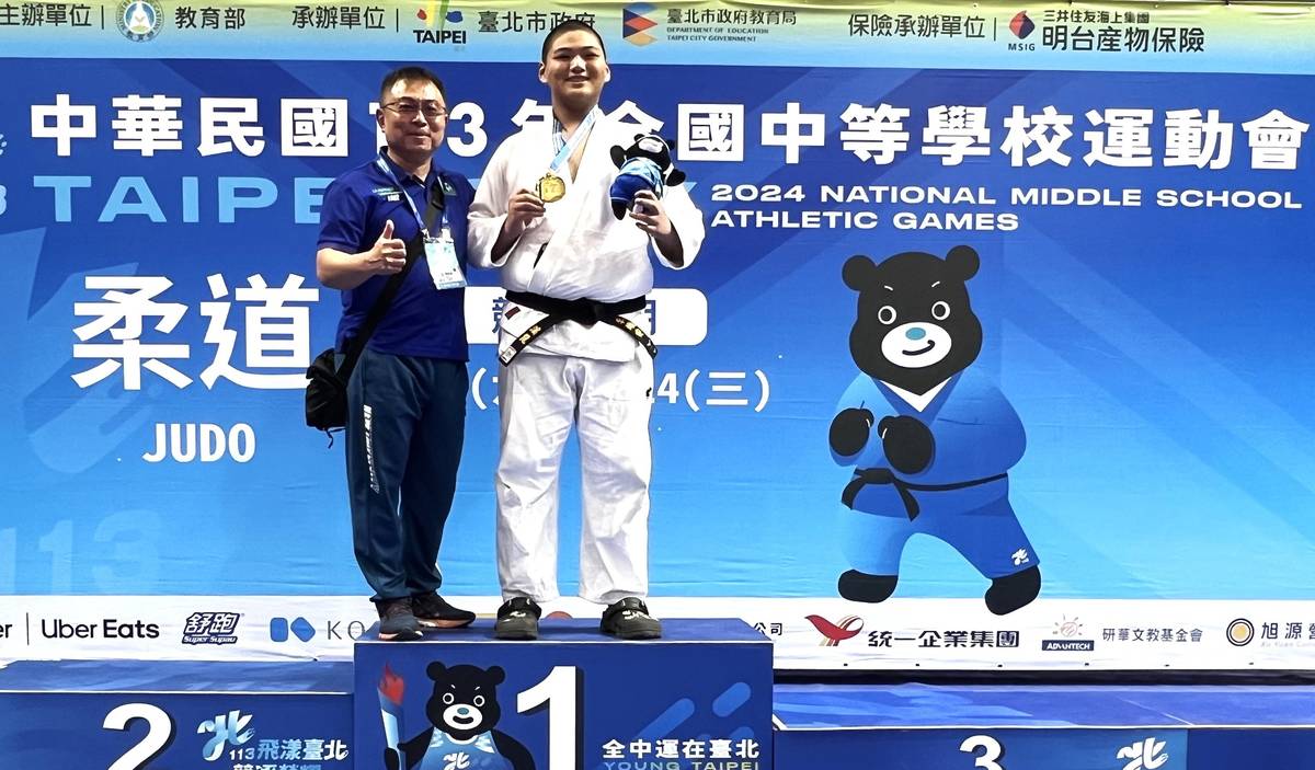 溪崑國中陳威盛深耕學務17年，用心讓親師生都能感受溫度（左）