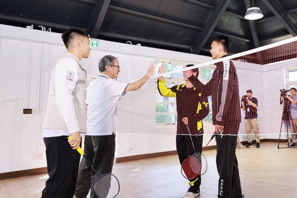 運動部長李洋（左1）、文化部長李遠（左2）組隊與2位同學對打羽球，展現「從年輕到年長」的全民運動精神