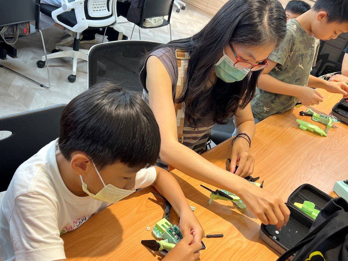 營隊部分梯次也開放親子共同參與，一起感受無人機魅力