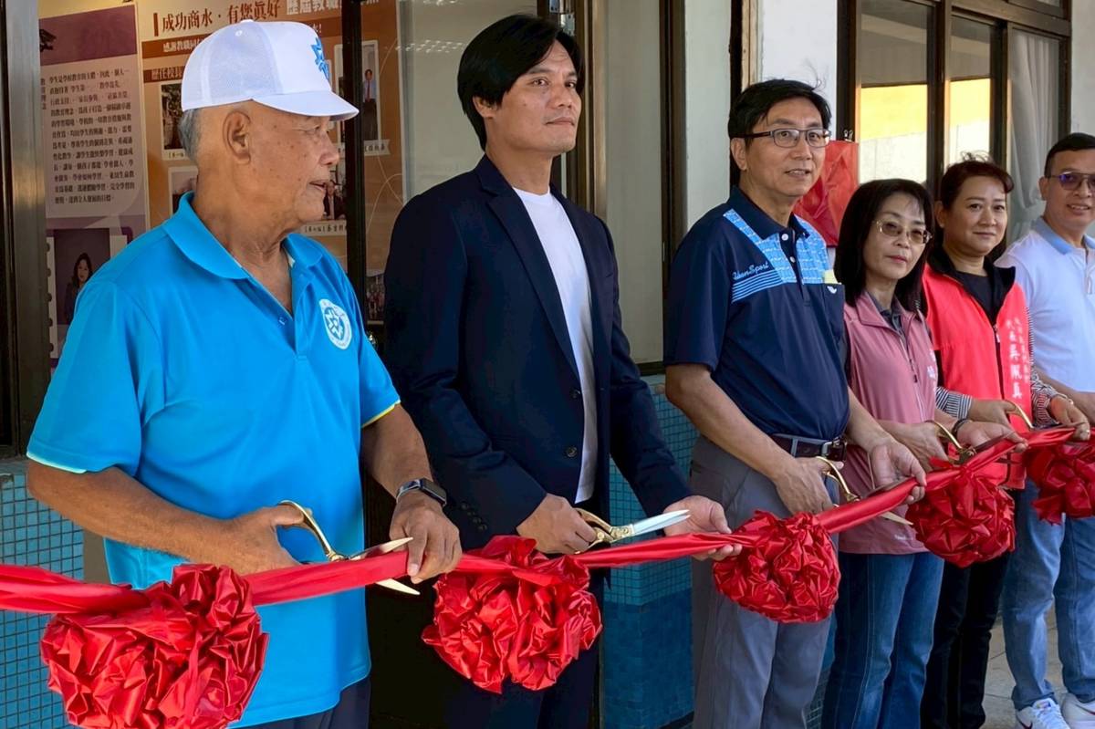 成功商水校長邱申寶琪（左三）與高克武教練(左一)、王勝偉校友(左二)、成功鎮長謝淑貞(右三)一起參加校史館剪綵。