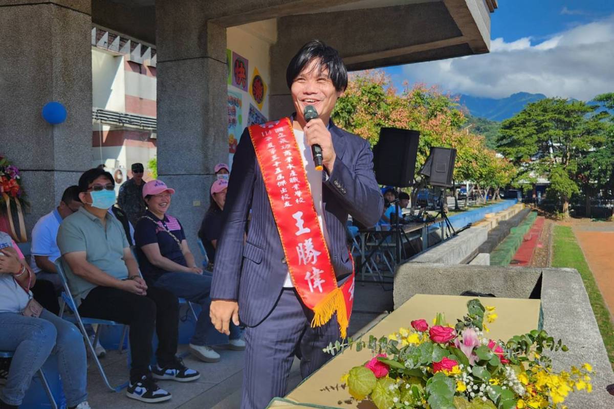 傑出校友王勝偉於校慶運動會場致詞，勉勵學弟妹在成功商水認真學習，創造奇蹟。