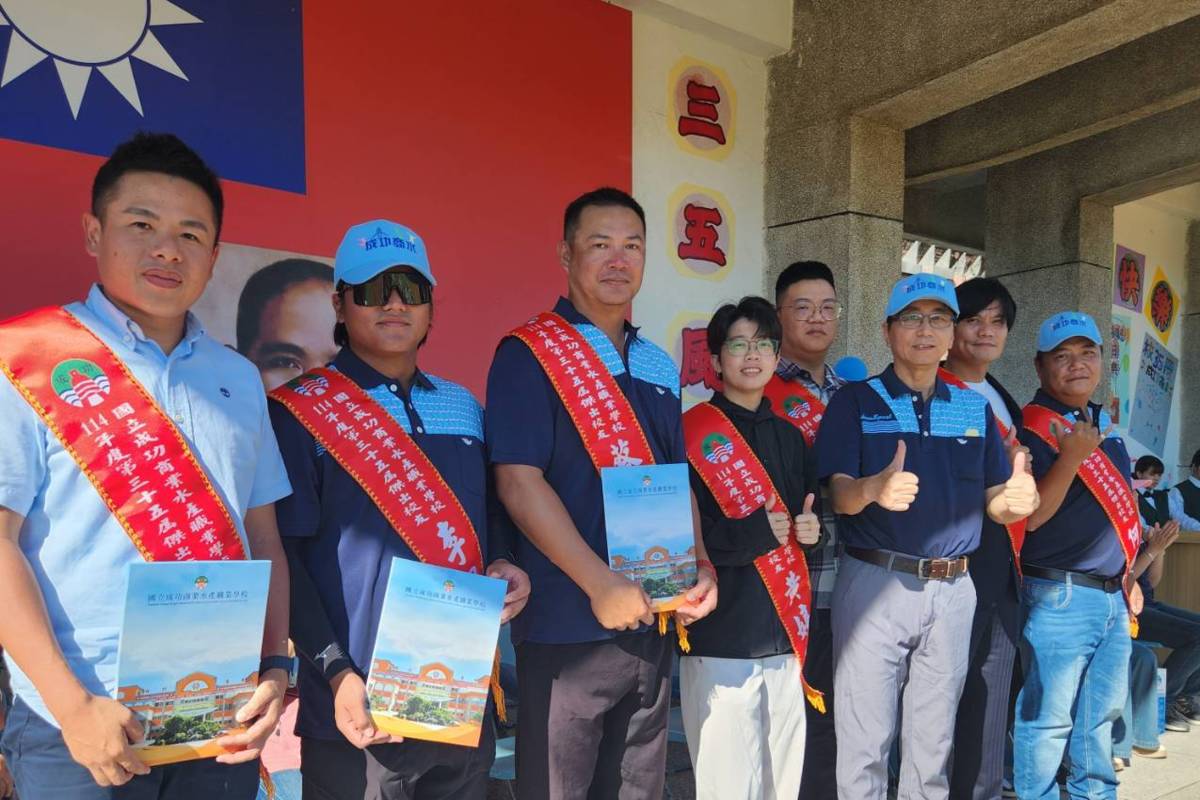 成功商水35屆校慶傑出校友與校長邱申寶琪合影