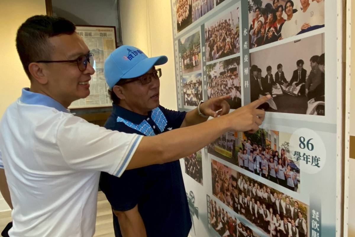 校友們在校史室中，回憶著照片中的自己。