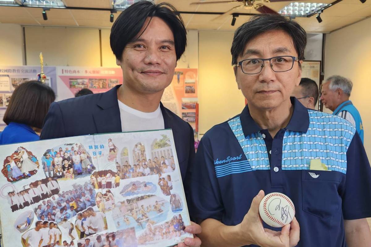 傑出校友王勝偉(左)參觀校史室，回憶在成功商水的故事，並致贈邱申寶琪校長(右)簽名球。