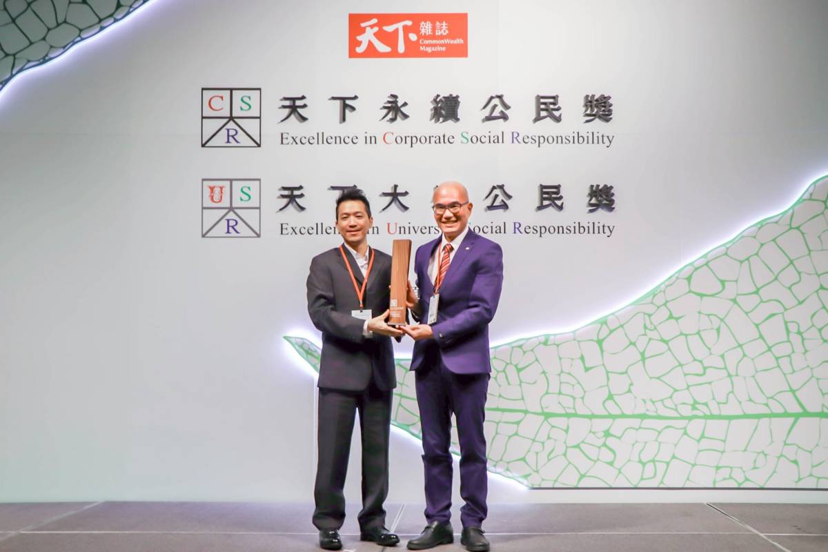 臺東大學榮獲2025天下大學公民獎冠軍，由總統府副秘書長何志偉(左)頒獎予鄭憲宗校長(右)。