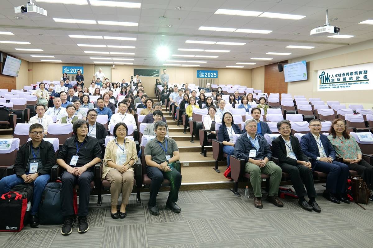 「人文社會與產業實務創新鏈結」研討會大合照 (教育部提供)