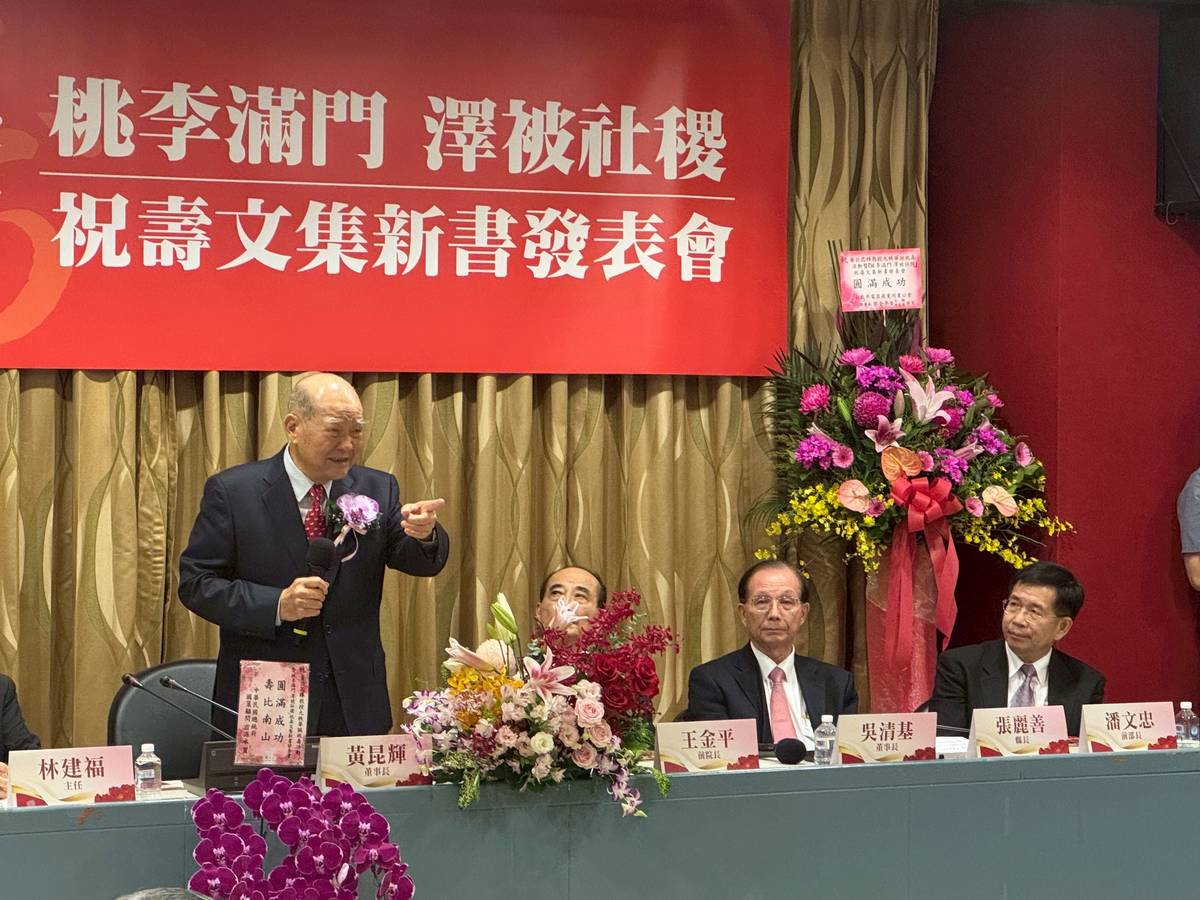 黃昆輝教授(左)致詞 (記者攝)