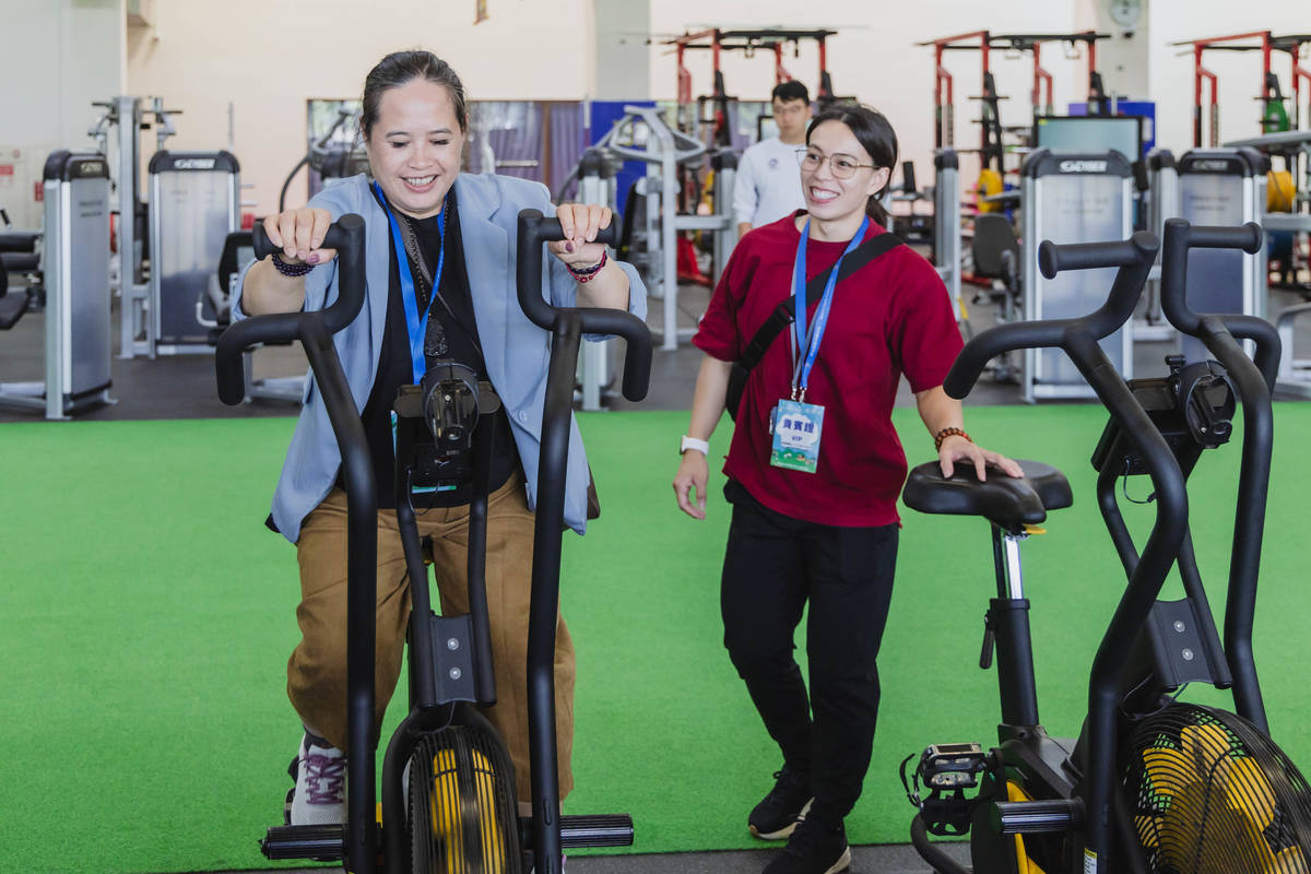 國訓家庭日_舉重選手郭婞淳(右)與母親一起體驗訓練器材 (國訓中心提供)