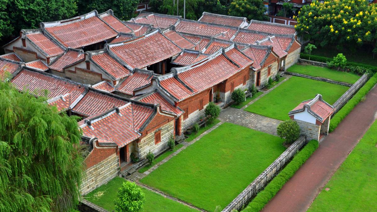 美麗的蘆洲李宅保存完整宅第原始建造風水分析圖，三進六護龍建築格局，保有中軸左右對稱之儒家傳統。三進大宅在臺灣已保留的大宅中已屬少見，且其格局最大特色各有一列護龍並不朝中軸線，反而朝外，另形成兩組合院，這種形同三座合院建築並置在一起，甚具特色且保存完整（文字摘自國家文化資產網）。