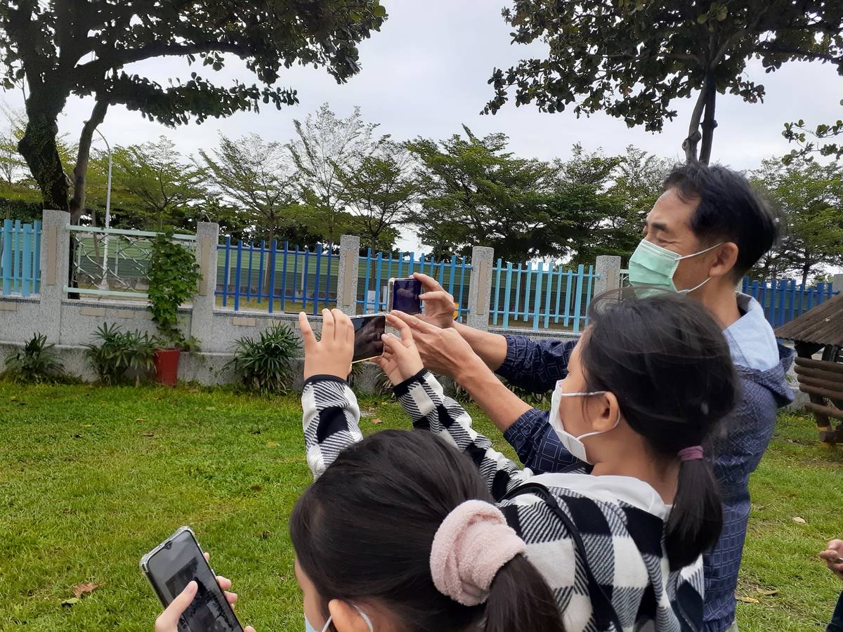 陳周倫老師，帶領孩子們用手機記錄大自然的美好！