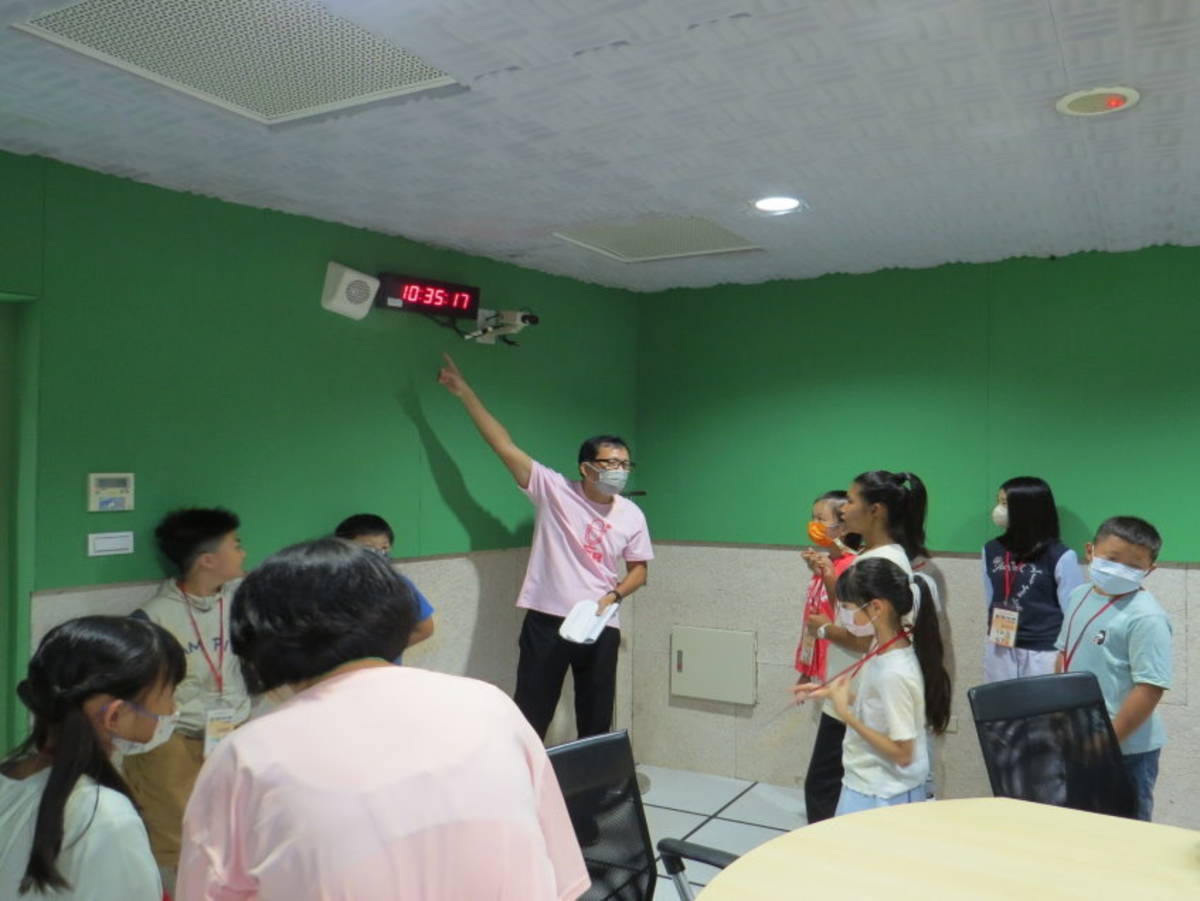 時間對廣播節目很重要，透過衛星定時，讓節目精準播出。