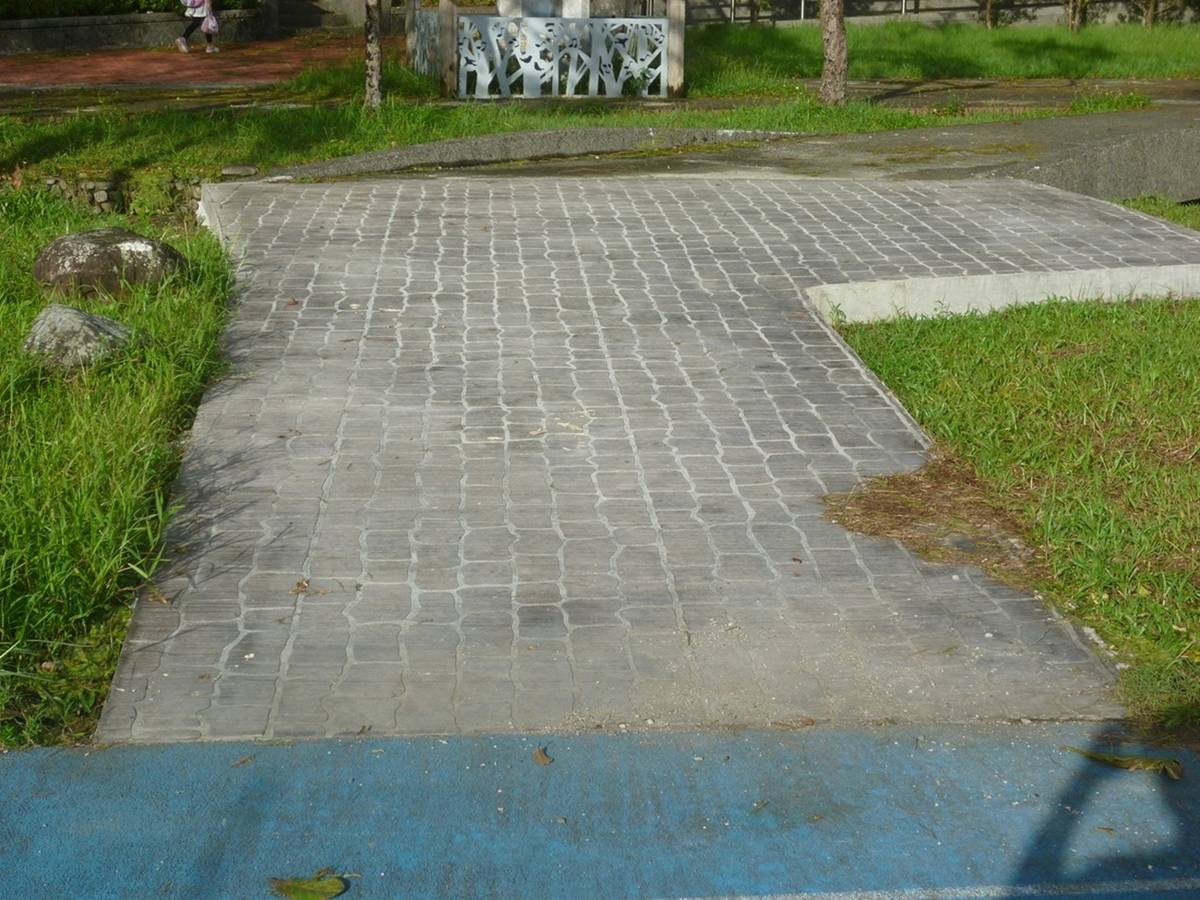 冬山國小行室外通路整修，並增設無障礙坡道，營造更友善、安全學習環境