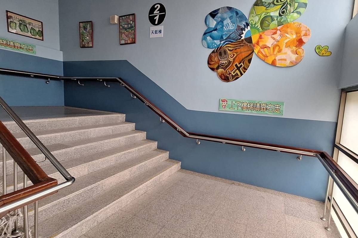 中正國小增設樓梯無障礙扶手，打造更友善無障礙校園