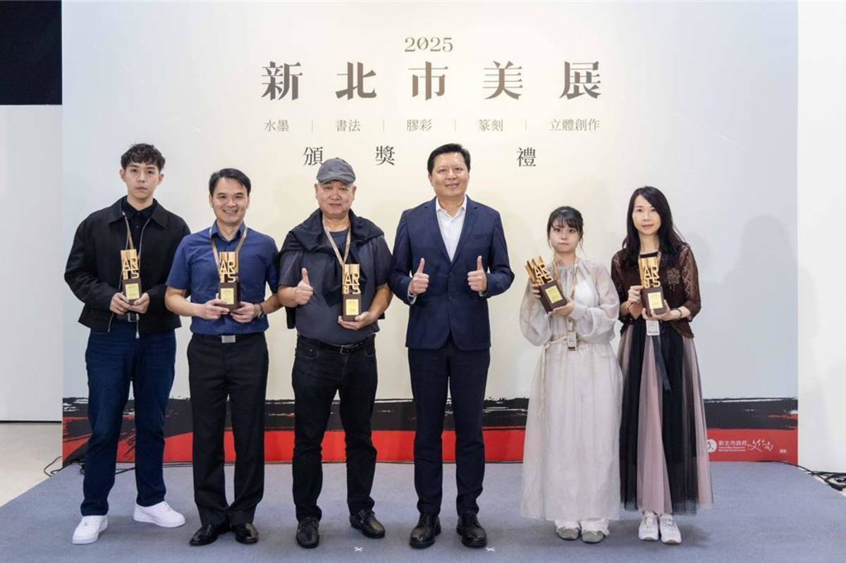「2025新北市美展」今在新北市藝文中心舉行頒獎典禮，副市長朱惕之頒發「一般組」及「青春組」獎項。（圖／新北市文化局）