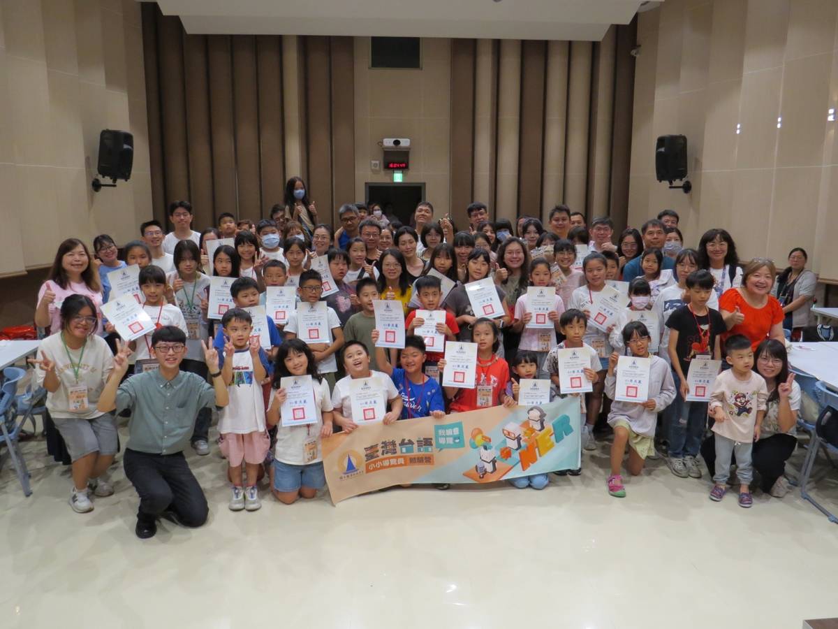 小小導覽員與家長開心大合照。