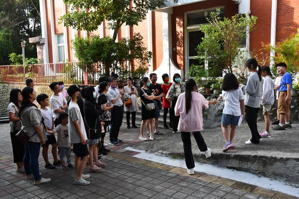 小小導覽員介紹發射台的鐵塔，將聲音透過電波傳送出去。