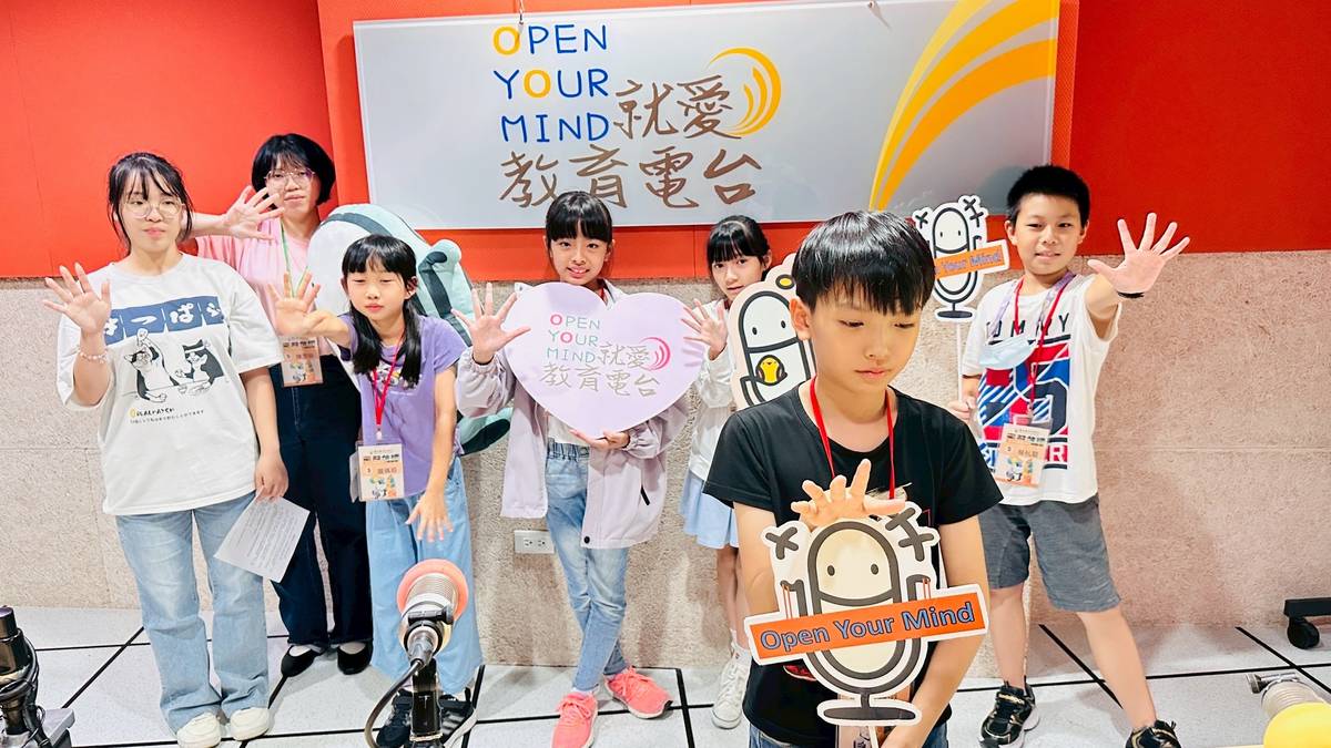 我們是第五組的小小導覽員，向大家介紹播音室的三色燈。