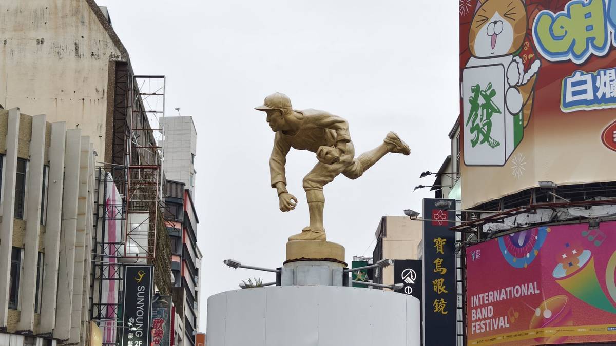 城市地標：位於嘉義市中心噴水池，KANO-投手吳明捷，係東山禮治的阿公。