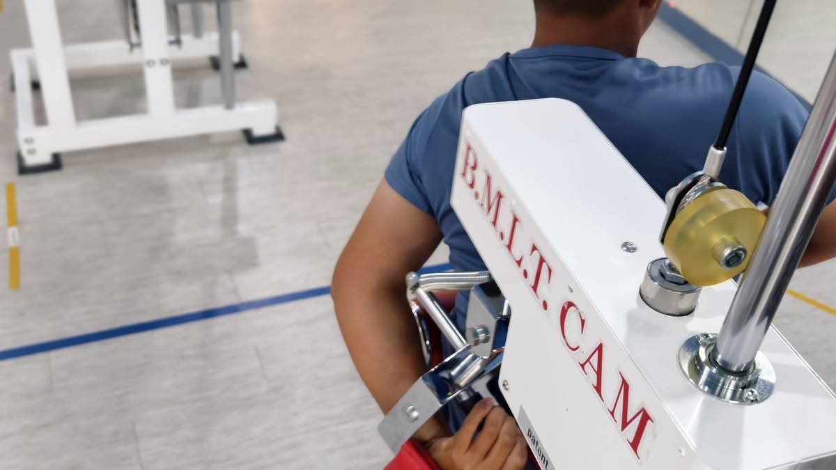 小棒球員，正進行初動負荷關節活動、動作控制、神經肌肉協調訓練。