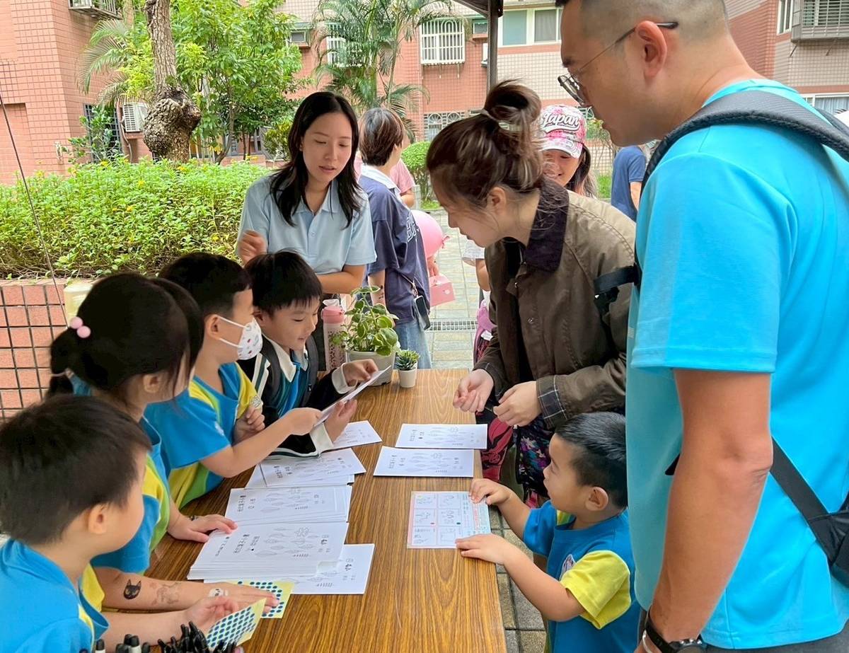 大班孩子擔任關主，主動協助弟弟、妹妹們參加活動