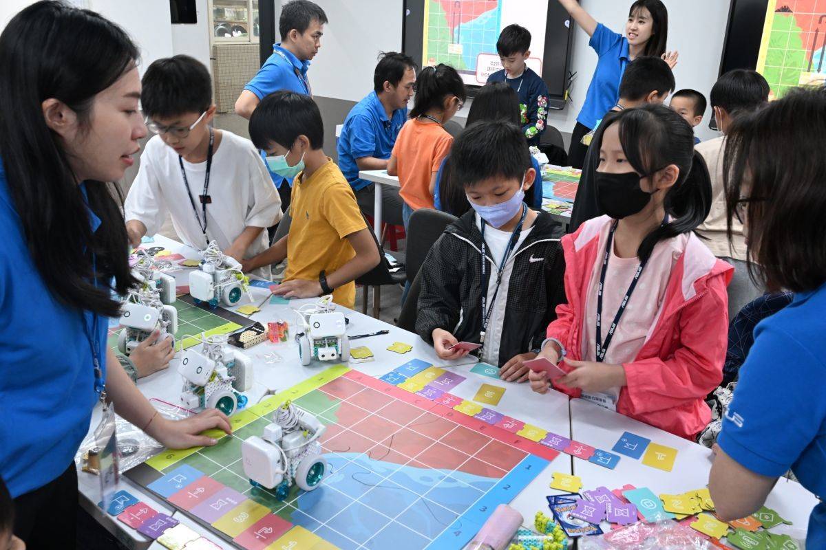 學生進行編程說明，與志工討論小車的行進模式