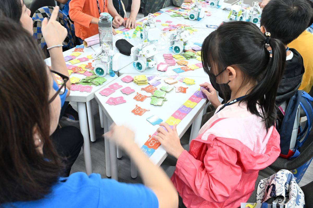 學生運用卡片進行邏輯編程，實踐運算思維與動手操作的結合