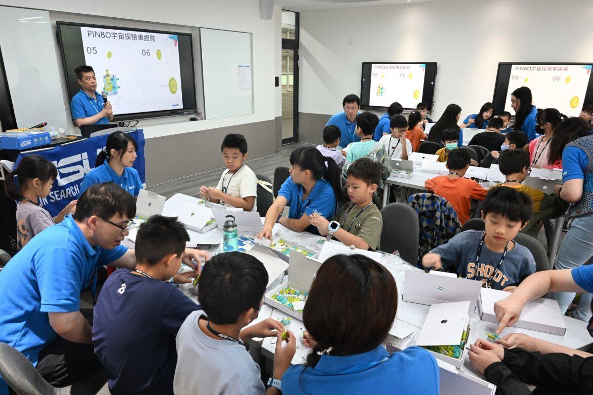 志工指導學生拼裝PINBO小車