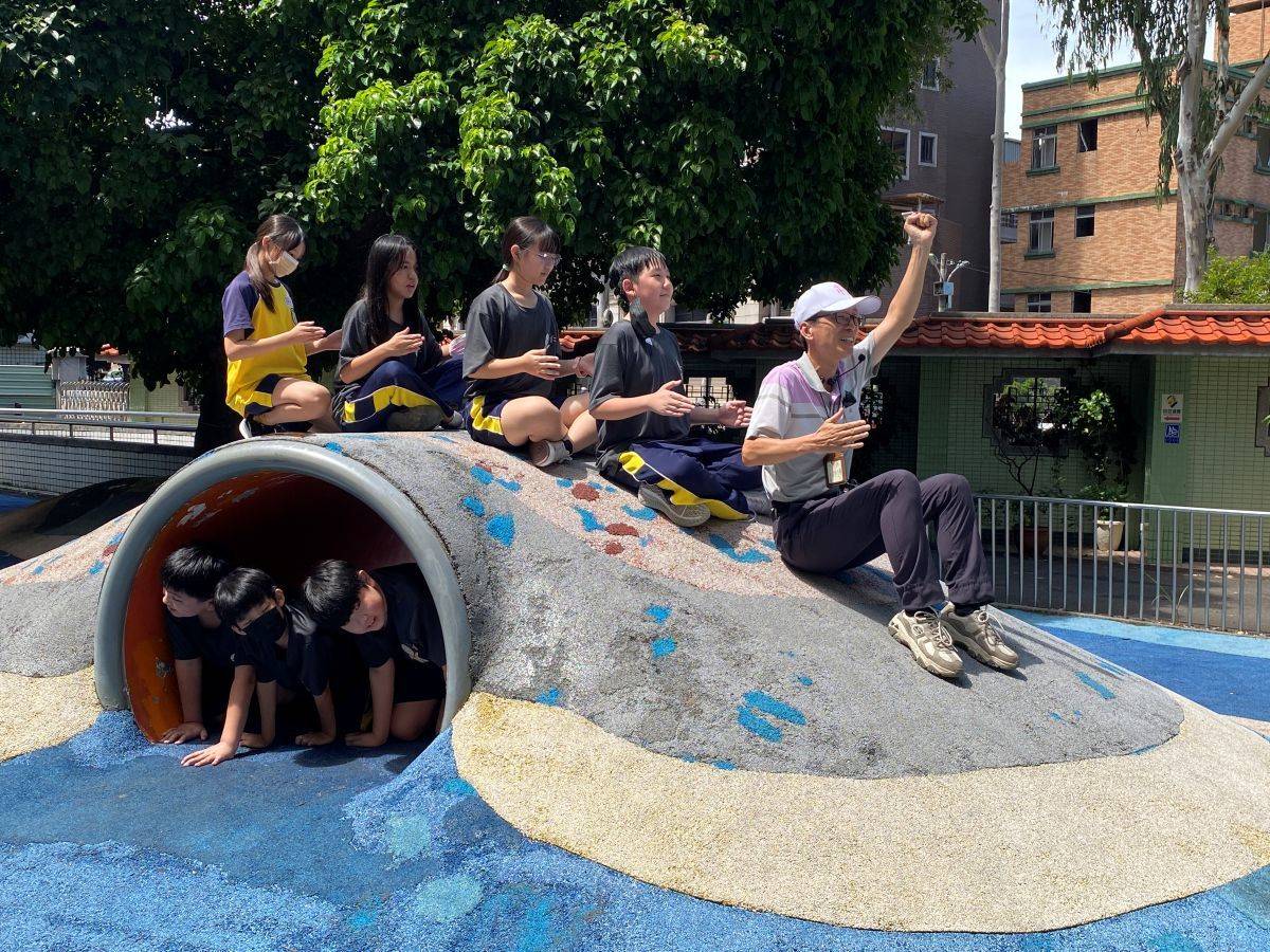 校長與學生互動玩火車經過生態廊道