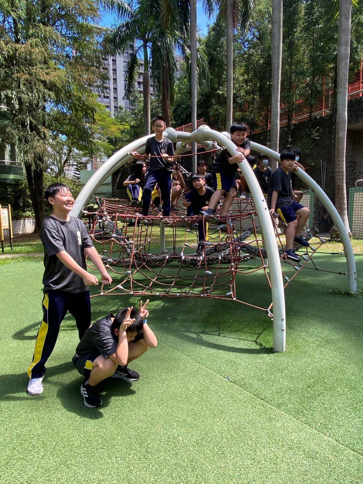 學生表演農夫耕田，壓縮生態棲息地