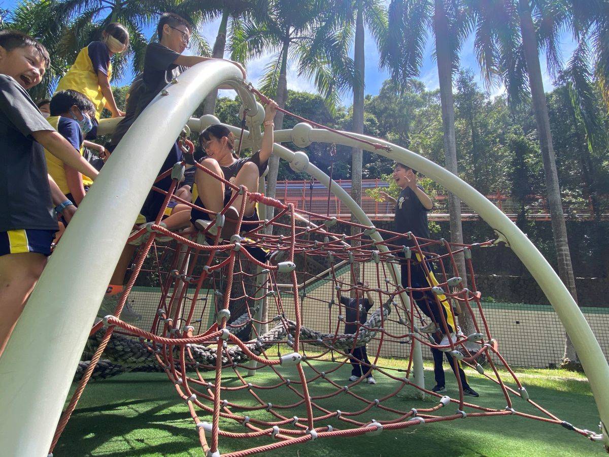 學生表演外來種入侵，本土生物躲藏擠在一邊