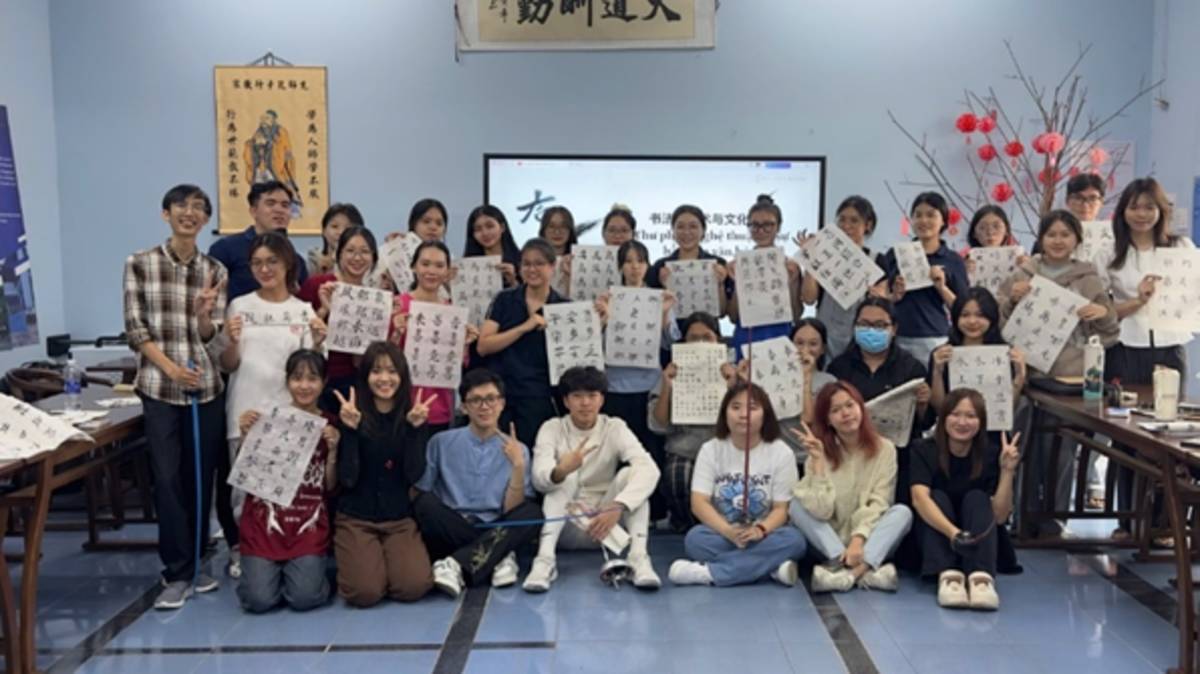 元智學生結合書法，展現中華文化，與雒鴻大學學生交流。(元智大學提供)