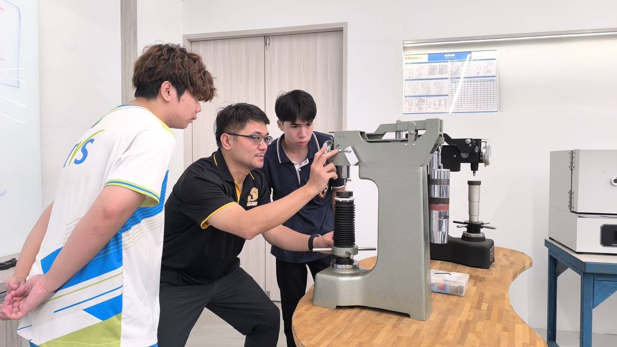 謝承哲 老師-以「每位學生都能發光」為信帶領學生考照率達八成