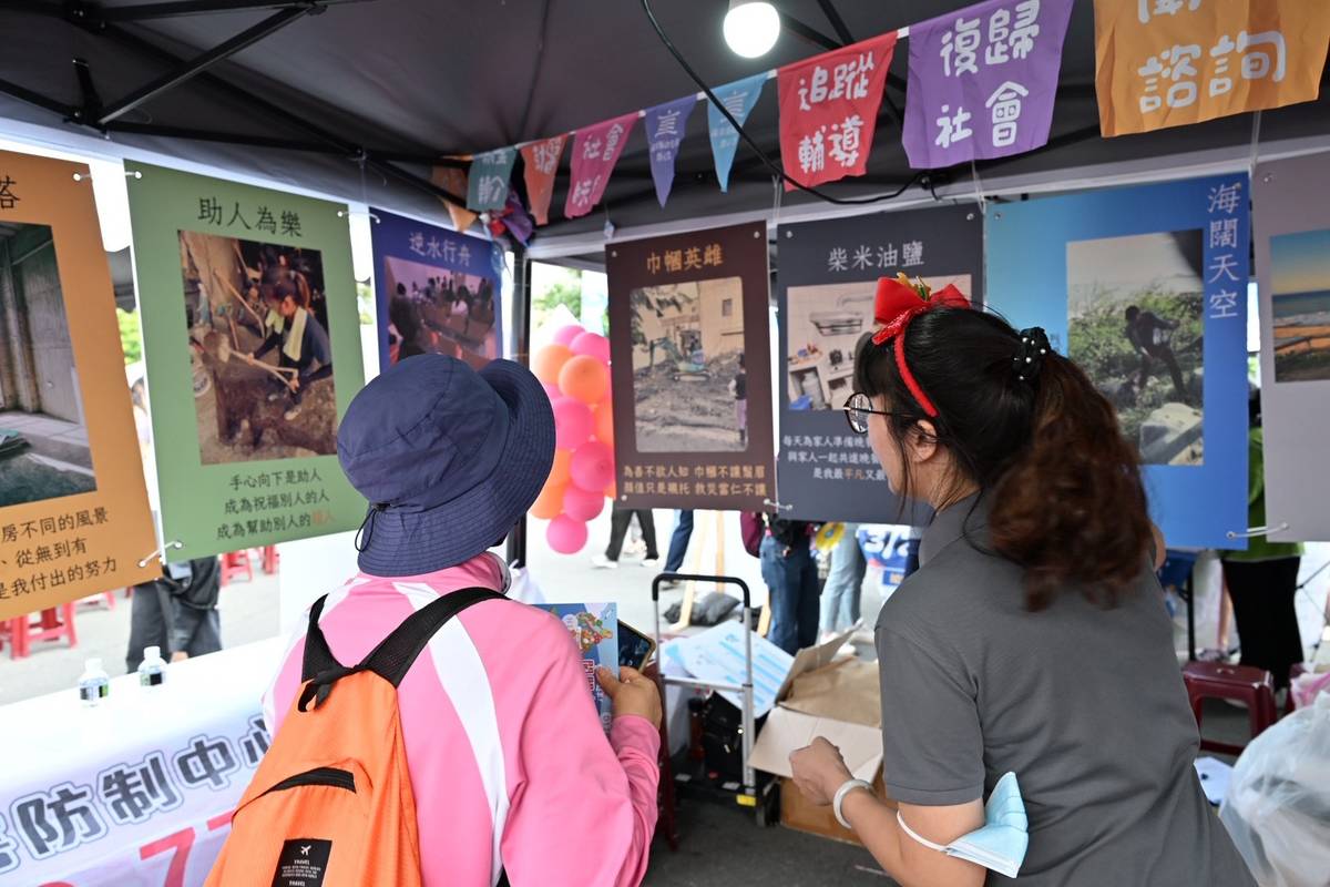 防毒宣導活動中，工作人員仔細向參觀民眾解說。