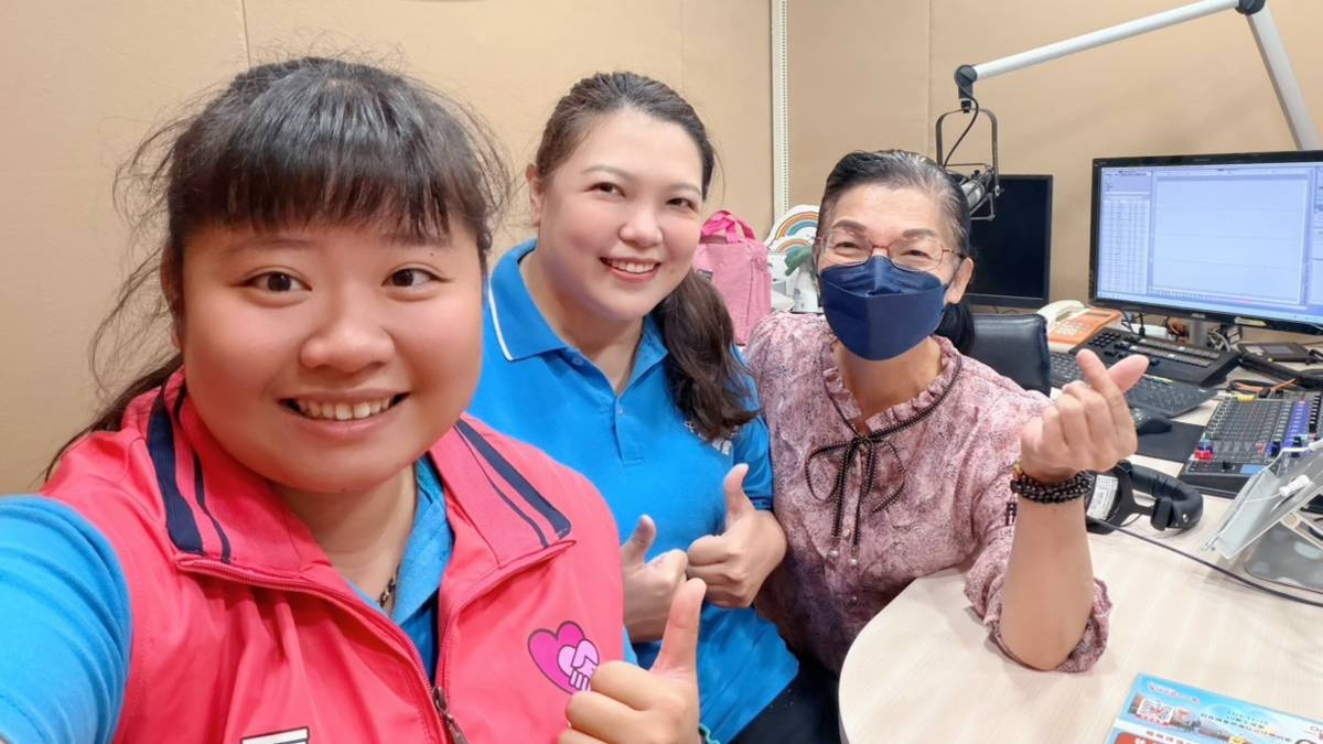 臺東縣友善協會布丁主任和庭宇組長，快樂的分享協會照顧老少寶貝的美好時光。
