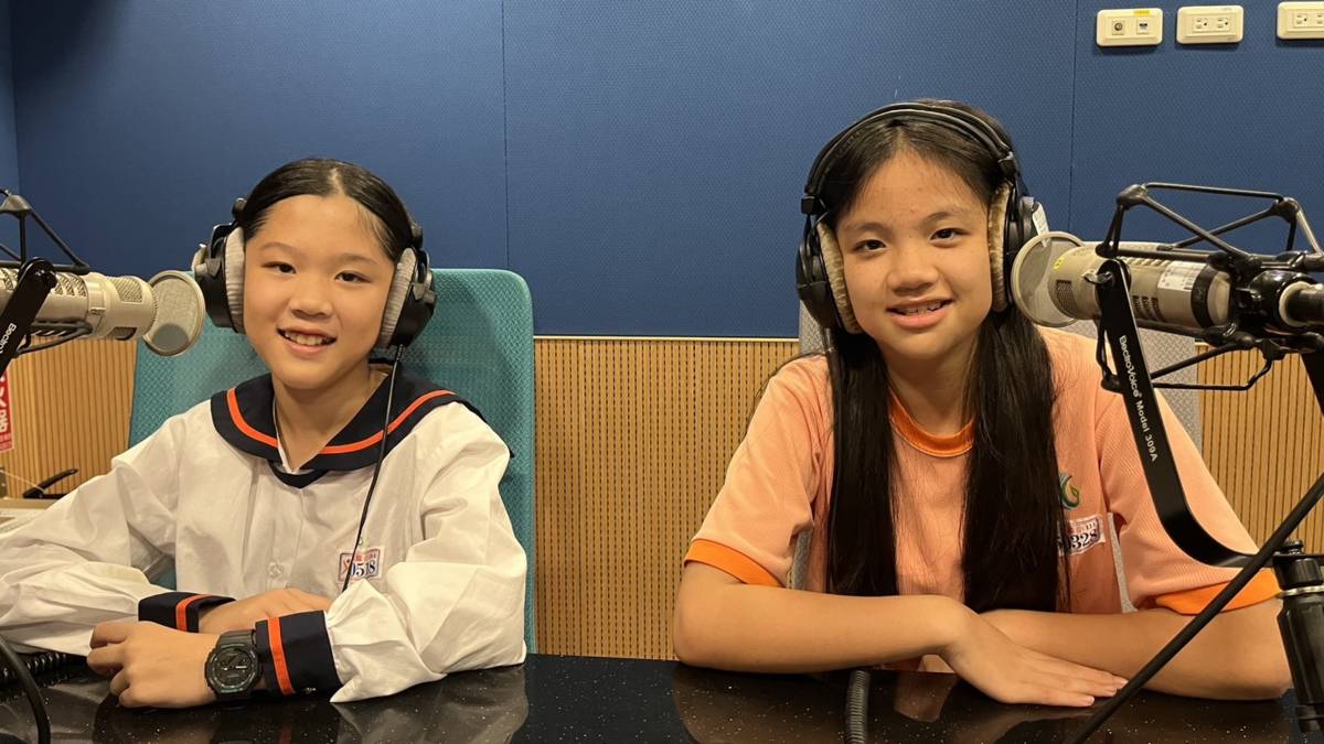臺中市新高國小小主播林宸葳(右)及范佳欣(左)。
