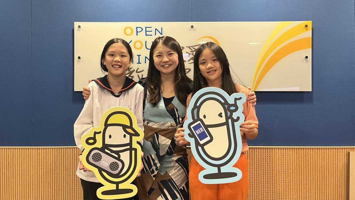 臺中市新高國小小主播指導老師李亭(中)和小主播們合影。